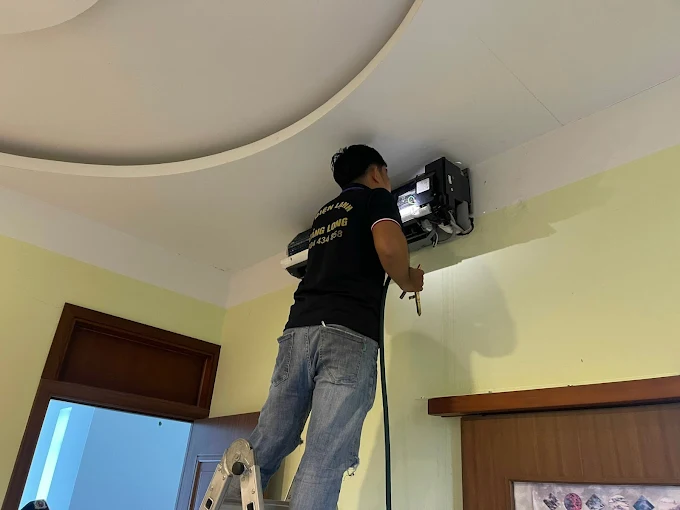 Kỹ thuật Viên Đang Kiểm Tra Thiết Bị Máy Lạnh Kỹ thuật Viên Đang Kiểm Tra Thiết Bị Máy Lạnh